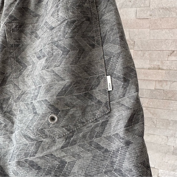 VUORI “Kore” Athletic Lined Shorts Grey Chevron Salmon Coral Waistband Size M - Picture 6 of 6